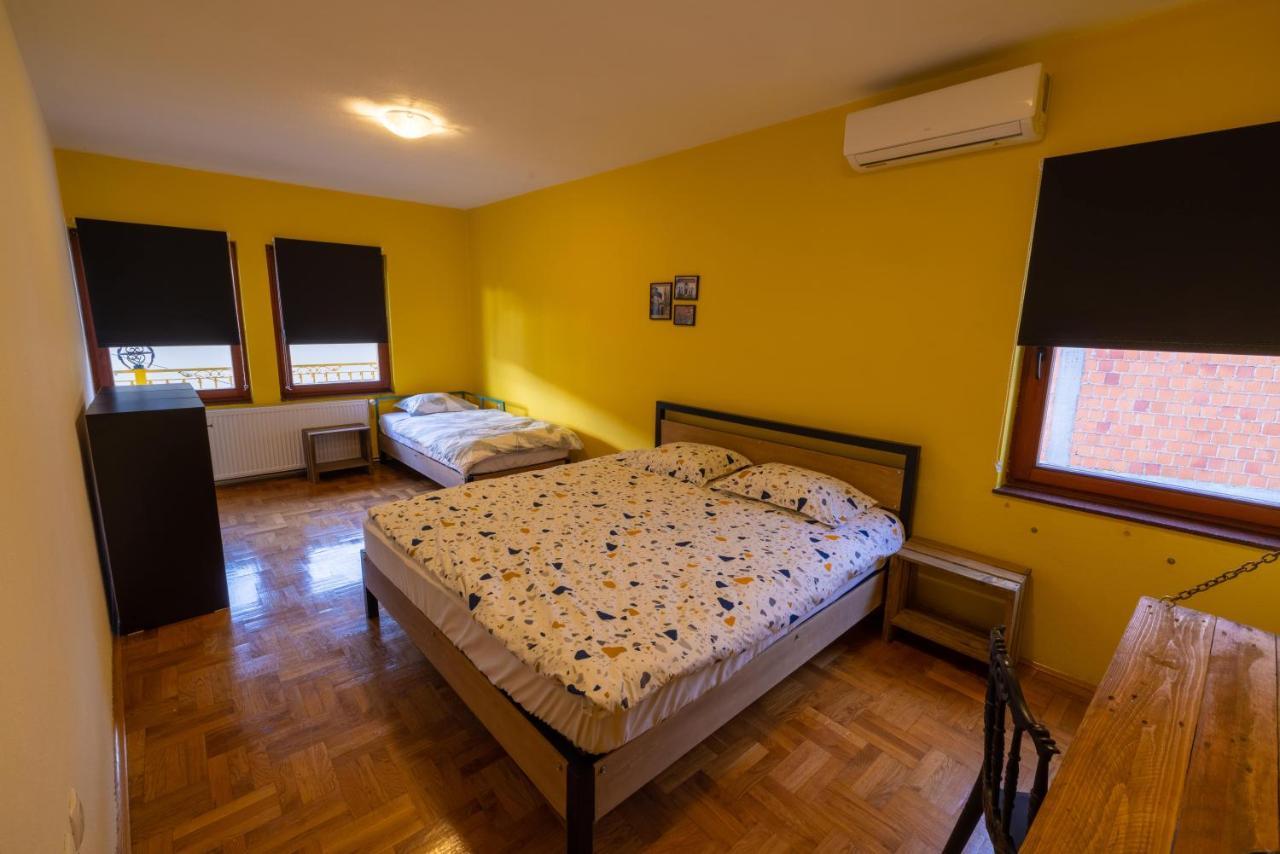 Hostel Prishtina Backpackers Priștina Exterior foto